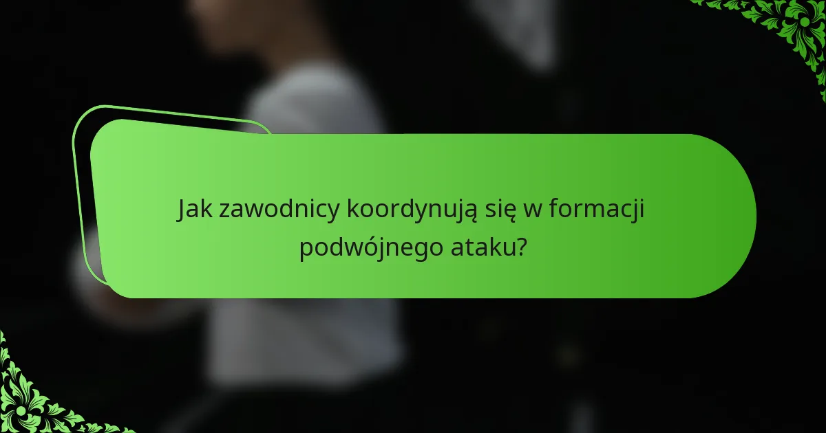 Jak zawodnicy koordynują się w formacji podwójnego ataku?
