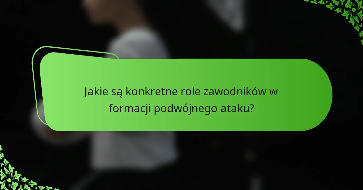 Jakie są konkretne role zawodników w formacji podwójnego ataku?