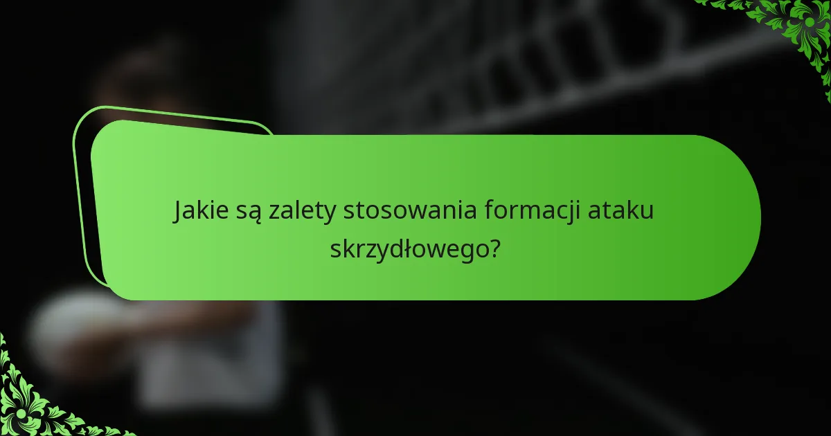 Jakie są zalety stosowania formacji ataku skrzydłowego?